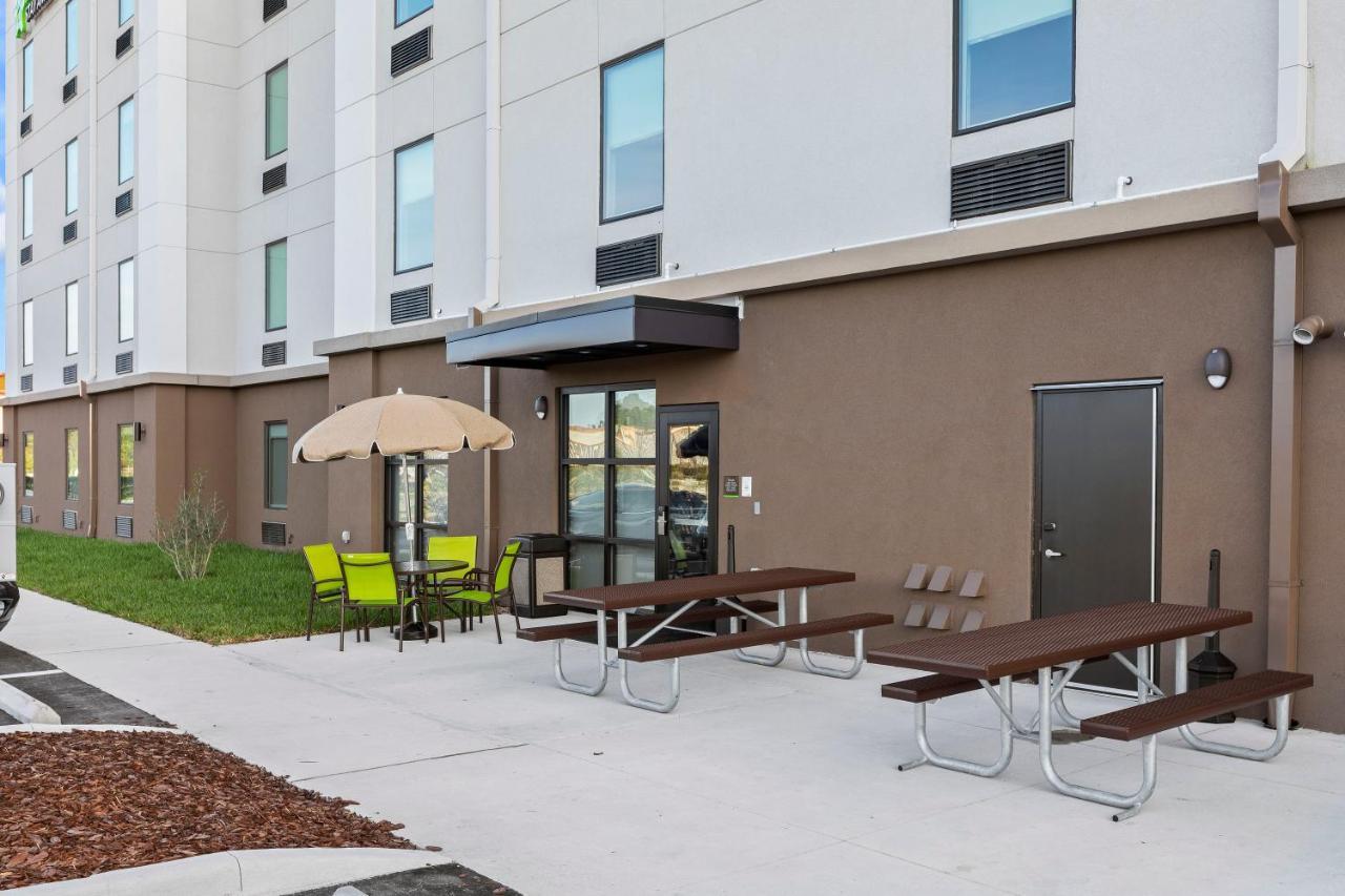 Extended America Premiere - Hotel Ukiah